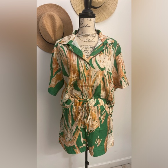 SHEIN | 2 Piece Set Green and Cream Top with Matching ShortsSize Medium - Picture 4 of 8